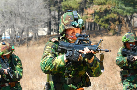 此教官曾在云南省军区司令部特种侦察连服役，服役期间表现突出，多次参加武装侦察集训，获得ABC标兵，有着过硬军事素质。